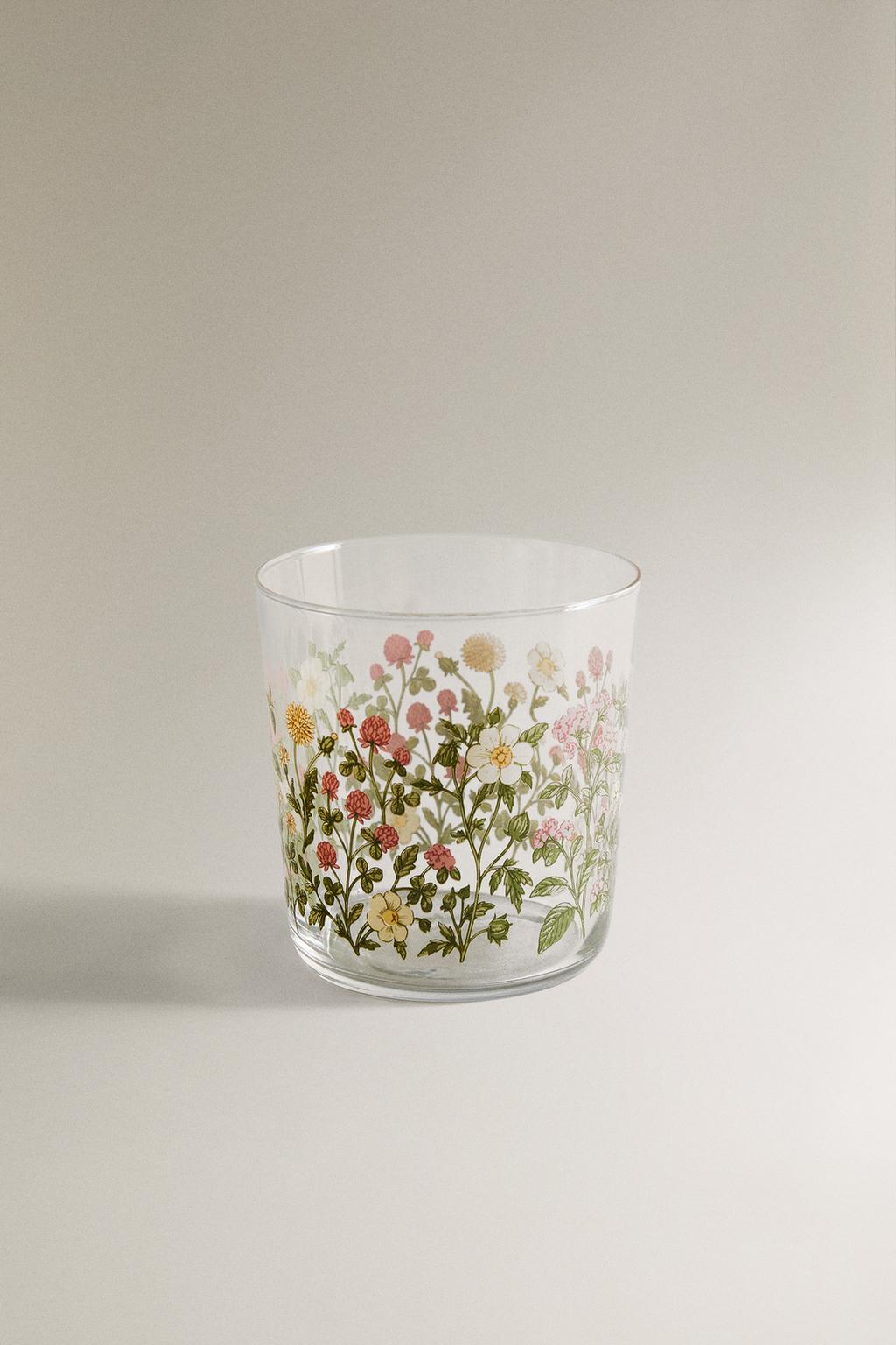 Стакан с рисунком из цветов