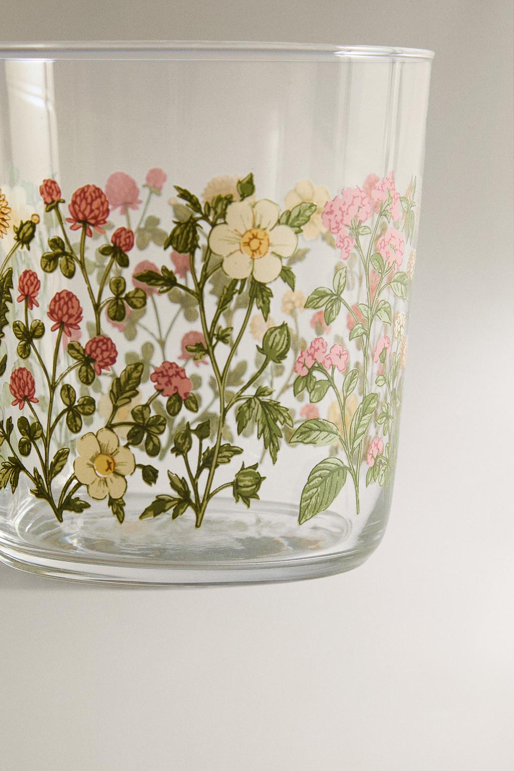 Стакан с рисунком из цветов