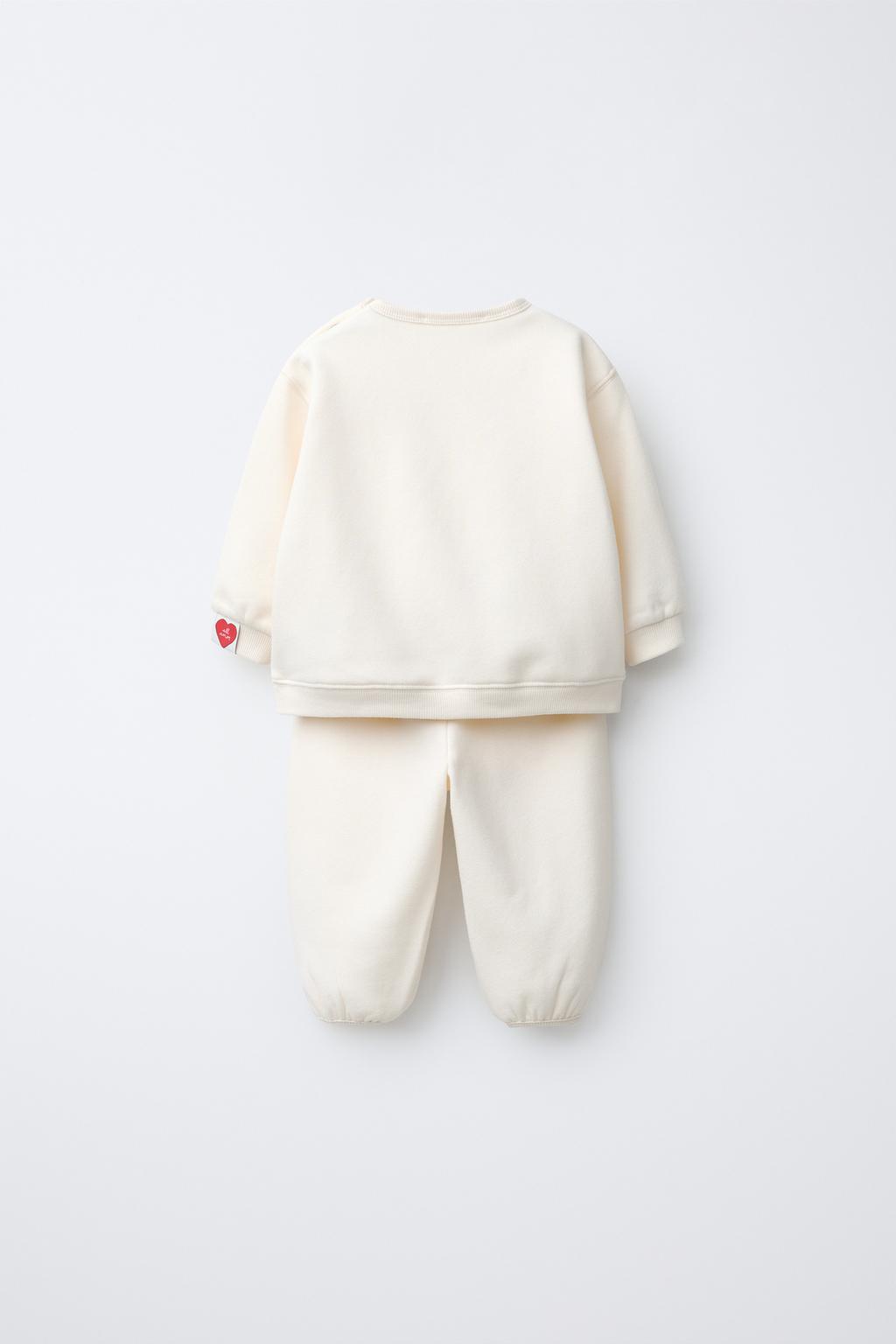 КОМПЛЕКТ ИЗ ТОЛСТОВКИ И БРЮК С ВЫШИТОЙ НАДПИСЬЮ