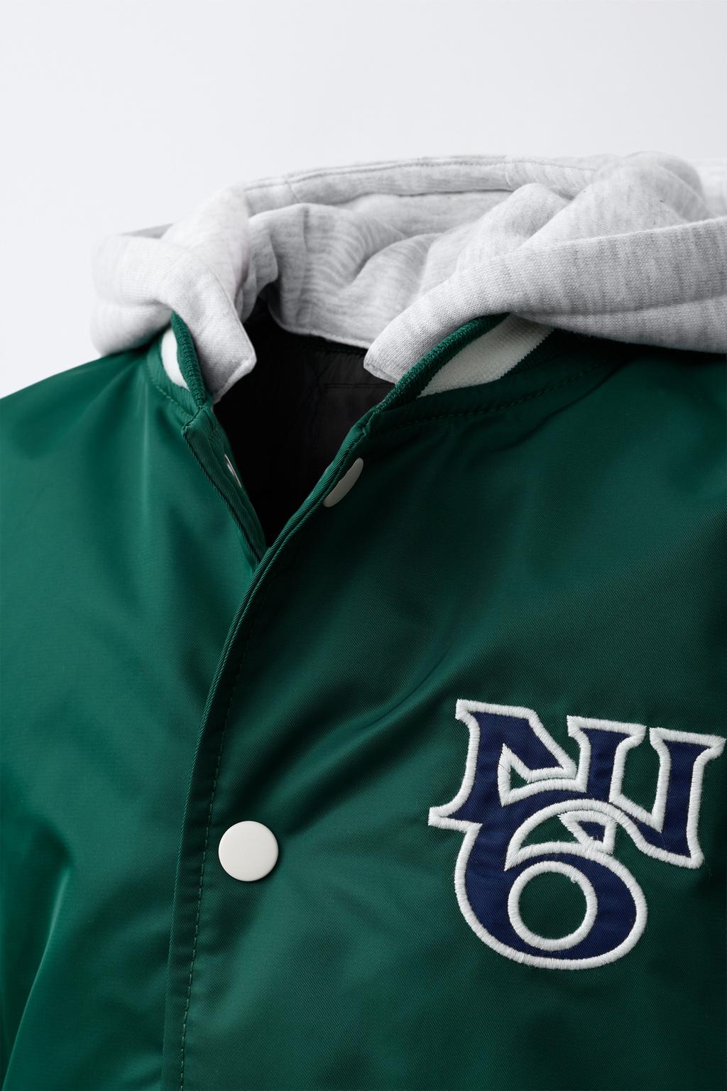 НЕЙЛОНОВЫЙ БОМБЕР С НАДПИСЬЮ И СЪЕМНЫМ КАПЮШОНОМ