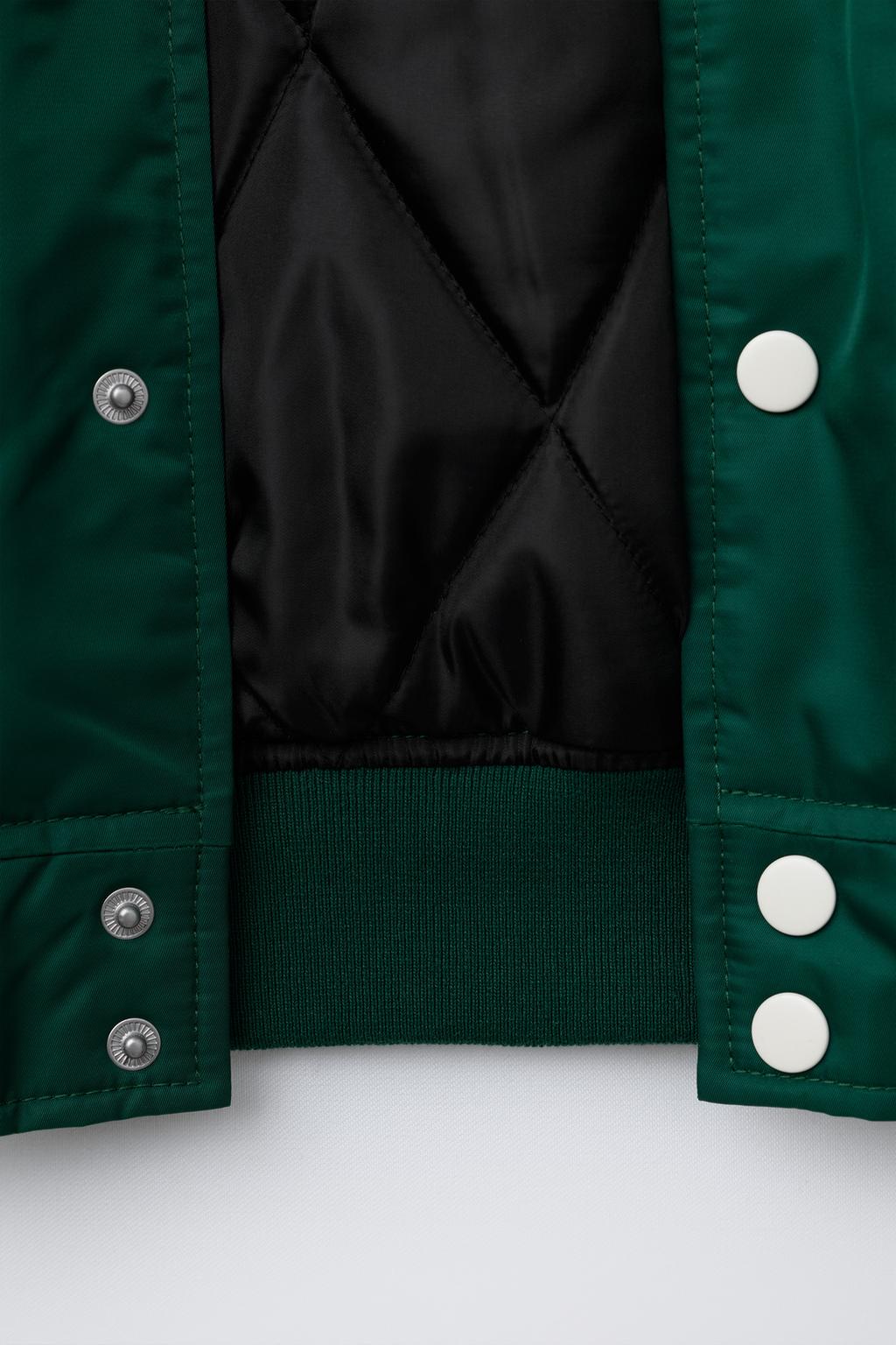 НЕЙЛОНОВЫЙ БОМБЕР С НАДПИСЬЮ И СЪЕМНЫМ КАПЮШОНОМ