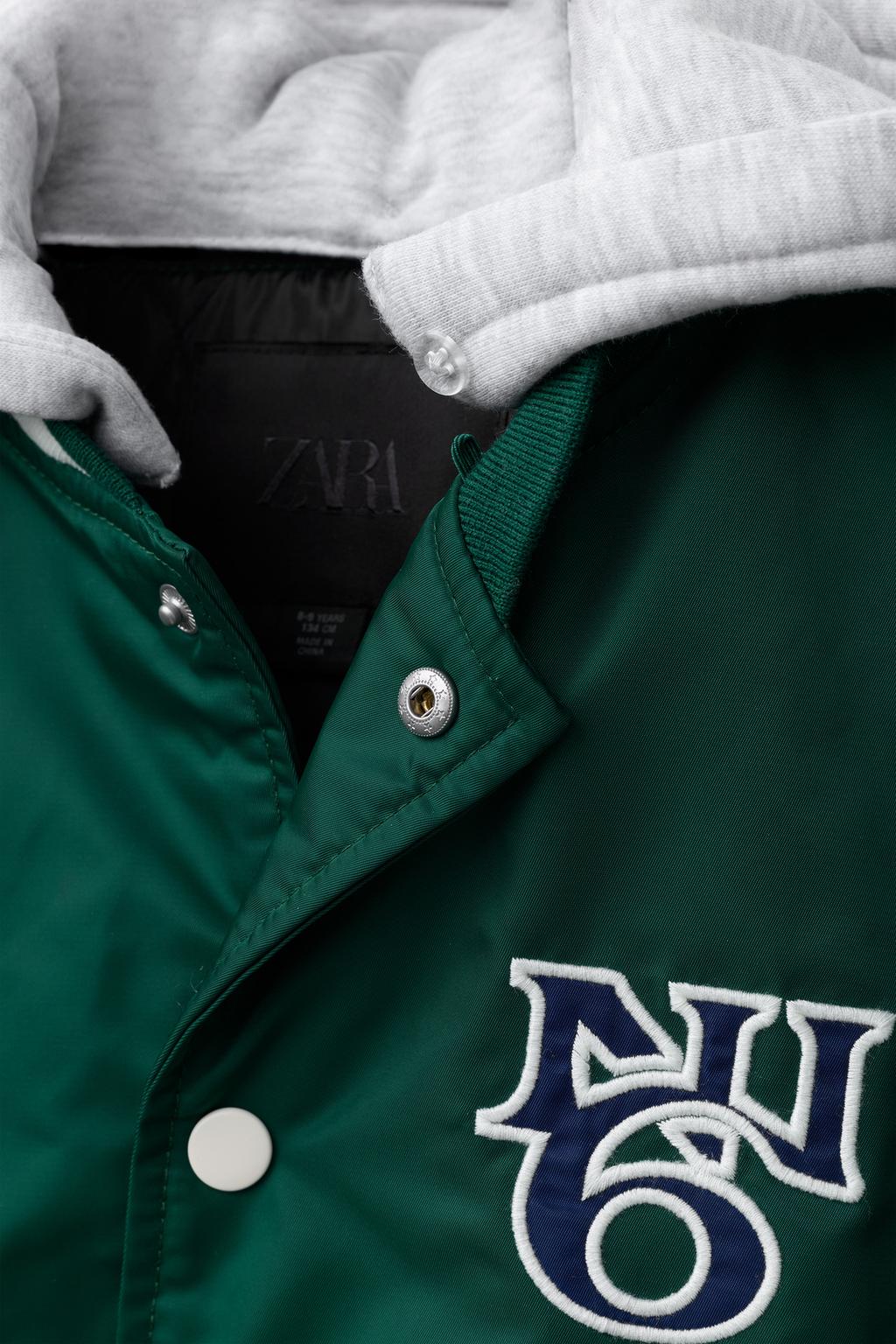 НЕЙЛОНОВЫЙ БОМБЕР С НАДПИСЬЮ И СЪЕМНЫМ КАПЮШОНОМ