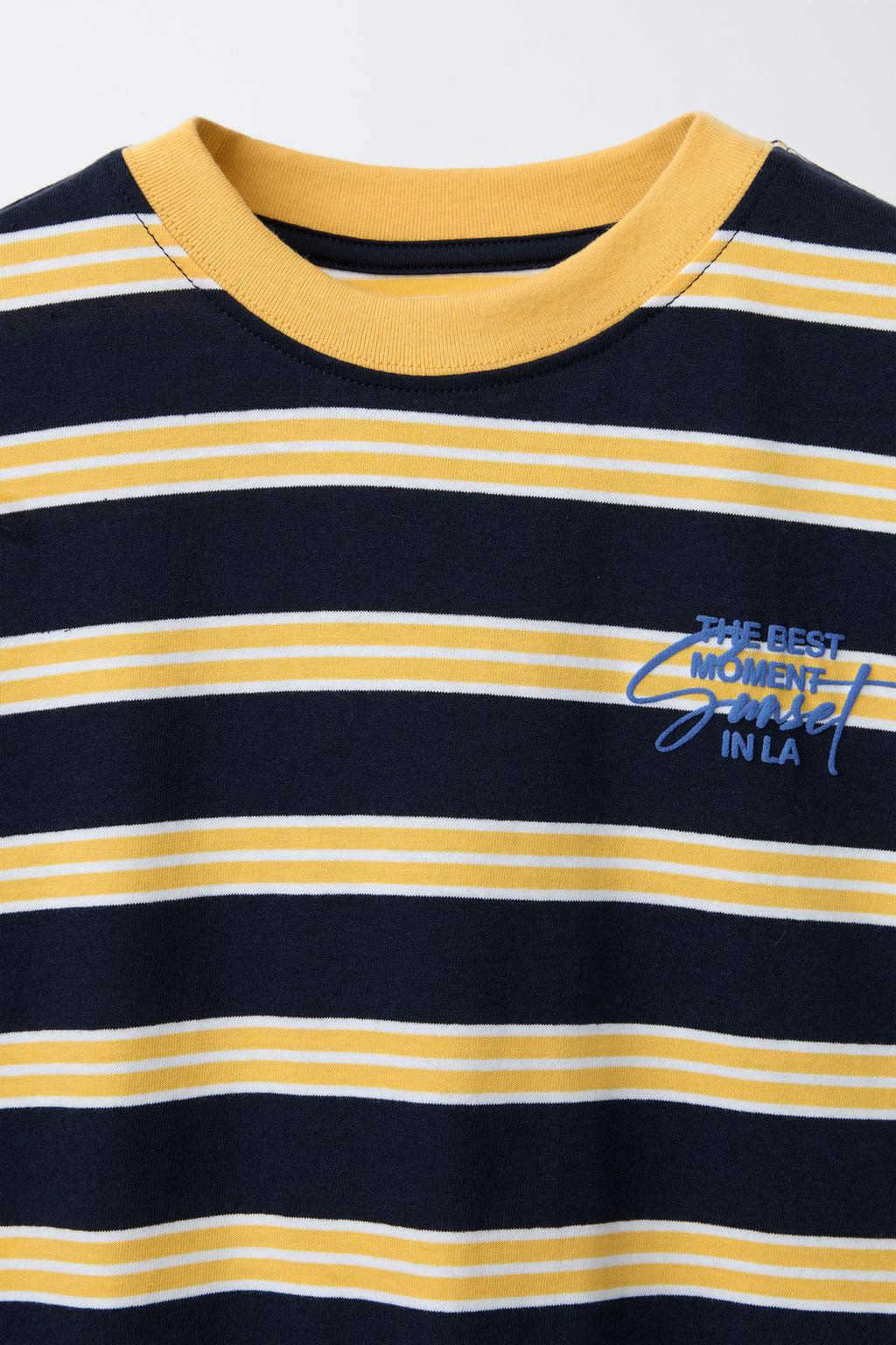 ФУТБОЛКА В ПОЛОСКУ С ВЫШИТОЙ НАДПИСЬЮ