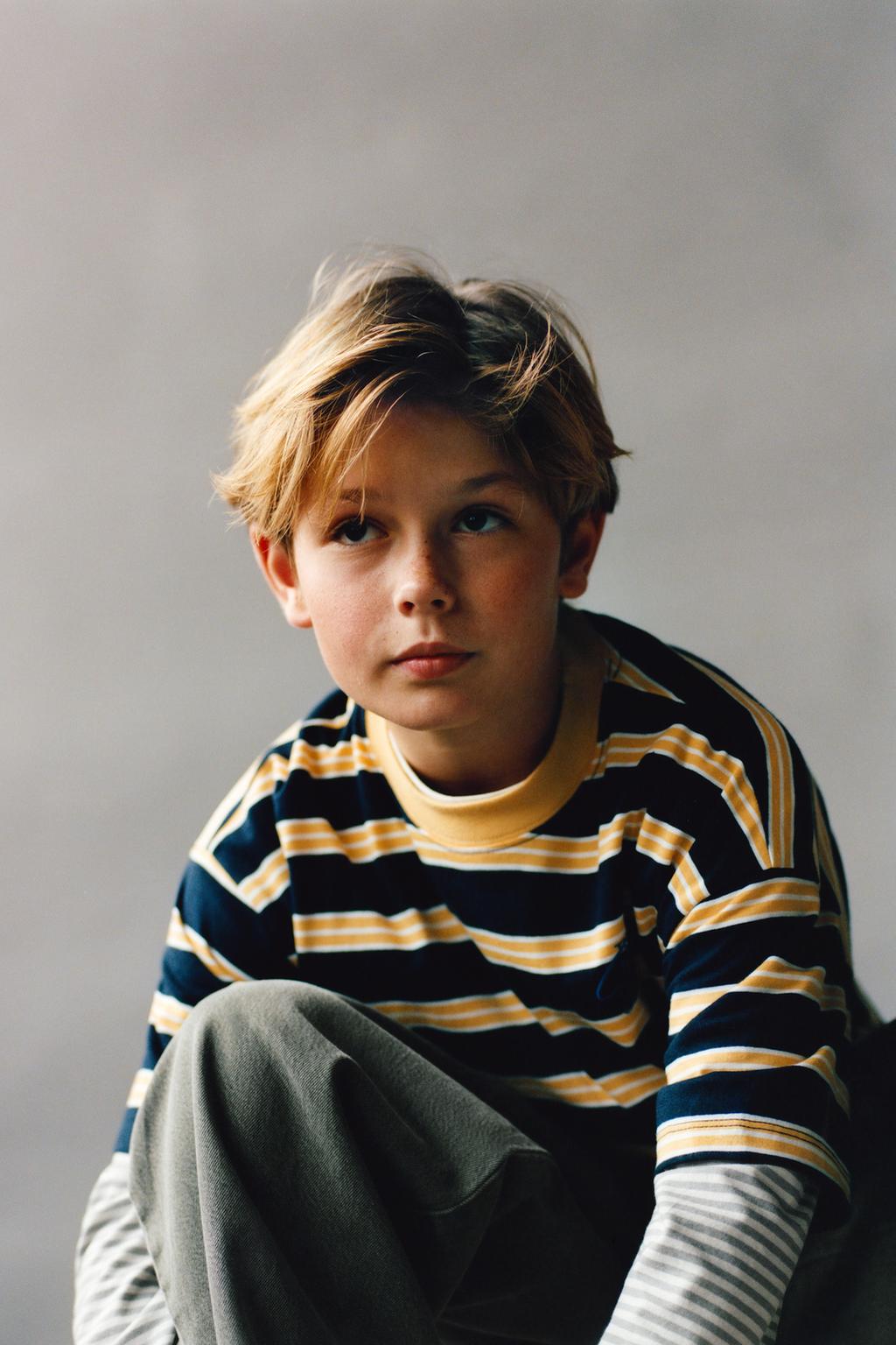 ФУТБОЛКА В ПОЛОСКУ С ВЫШИТОЙ НАДПИСЬЮ