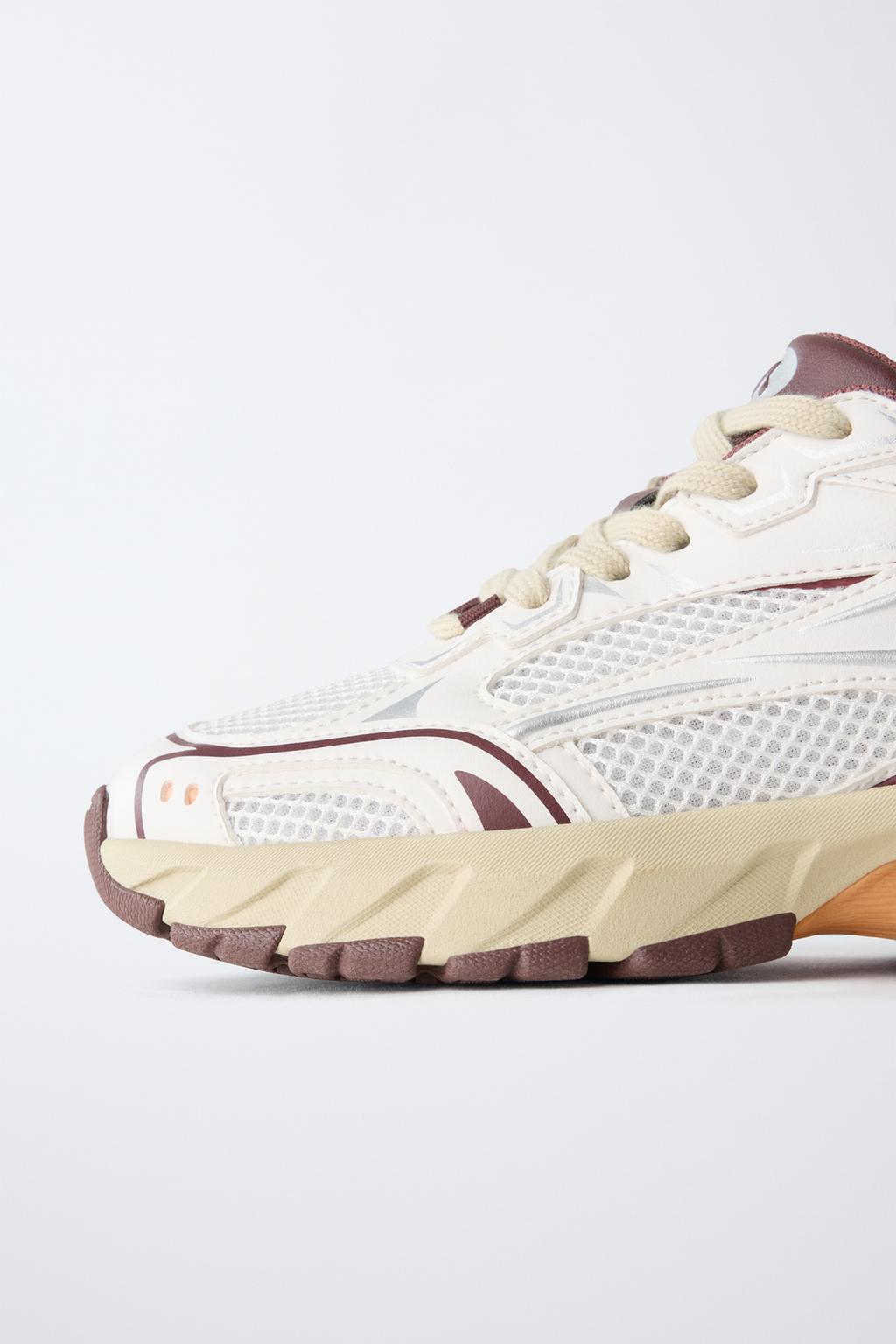 СПОРТИВНЫЕ КРОССОВКИ С СЕТЧАТЫМИ ДЕТАЛЯМИ