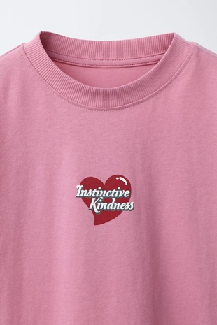 Футболка с принтом «сердечки»