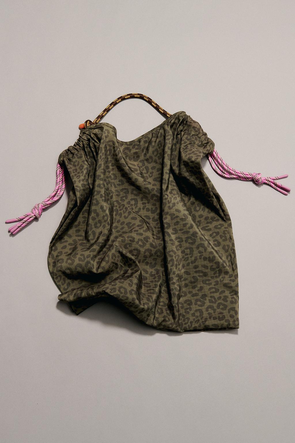 НЕЙЛОНОВАЯ СУМКА-ШОПЕР С АНИМАЛИСТИЧЕСКИМ ПРИНТОМ