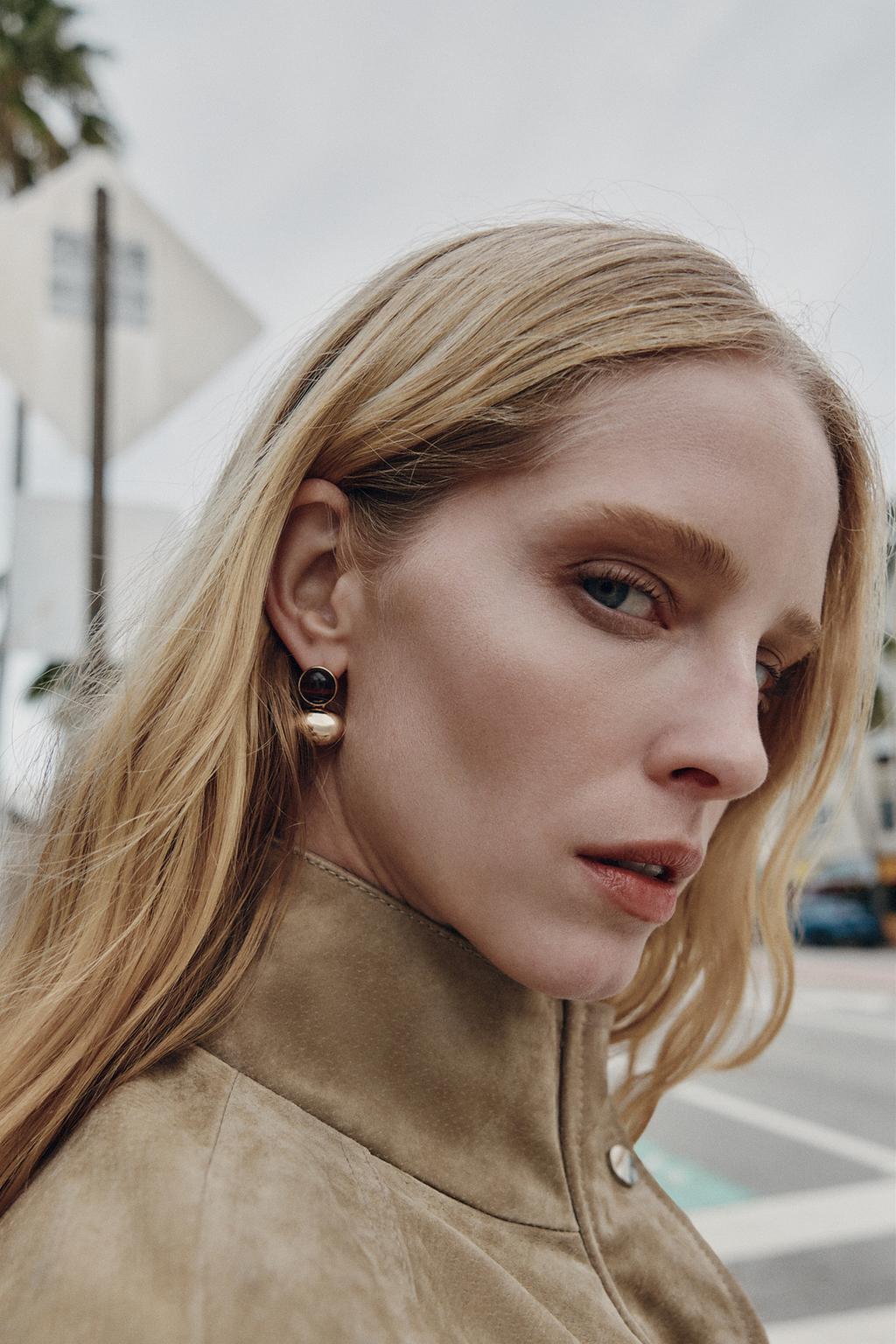 Серьги с двумя шариками и камнем