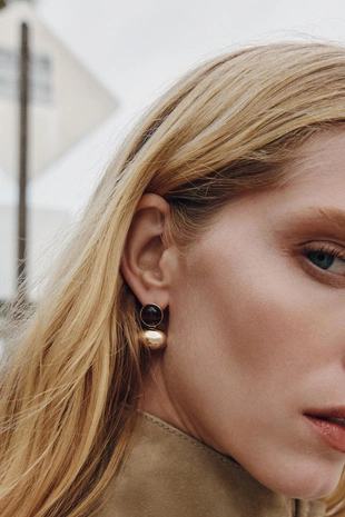 Серьги с двумя шариками и камнем- Заказать в России