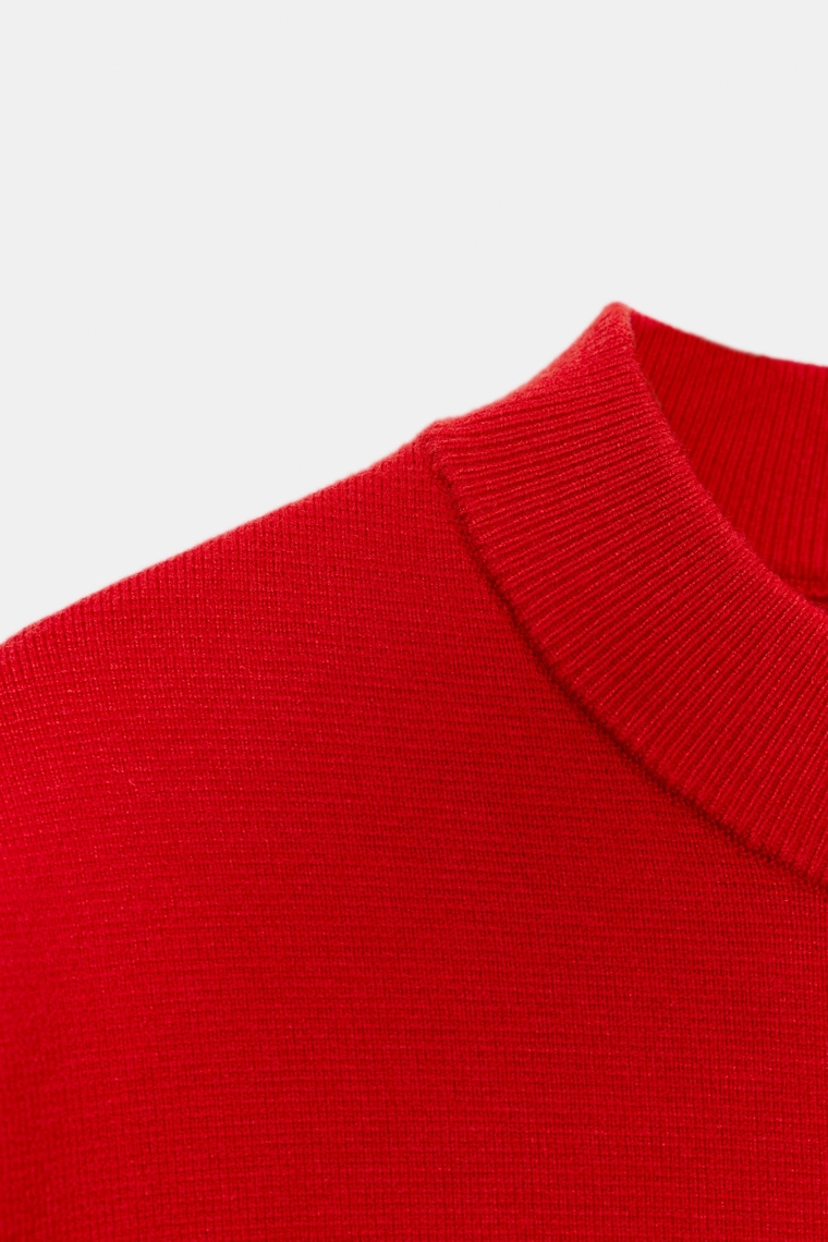 Платье с опущенным плечом из трикотажа