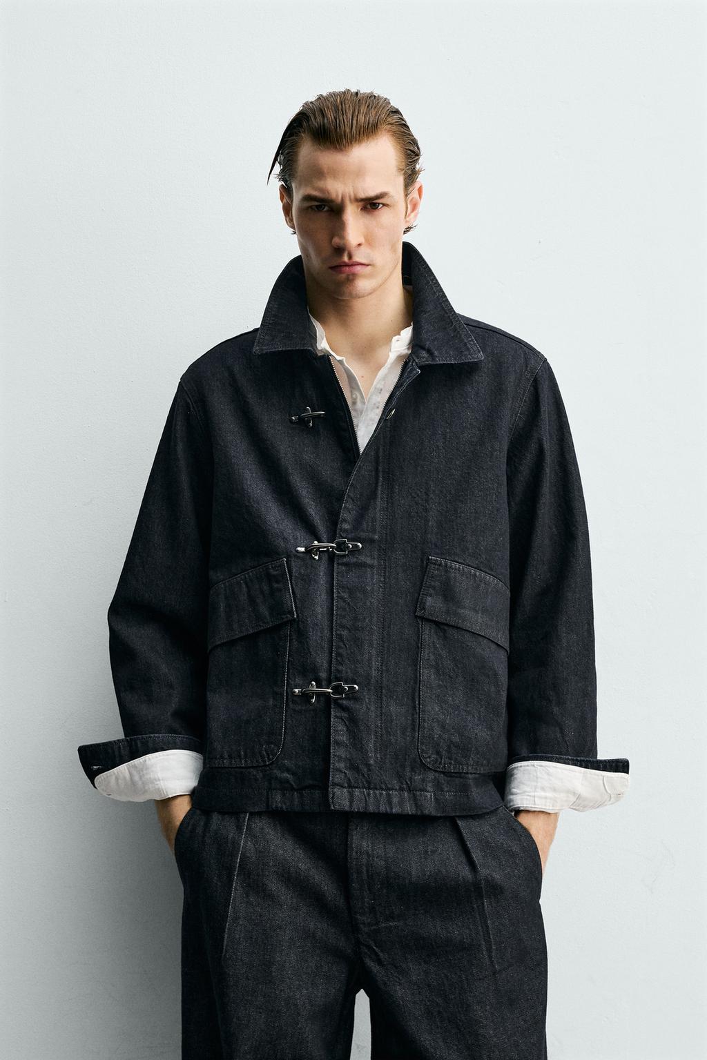 ДЖИНСОВАЯ КУРТКА С МЕТАЛЛИЧЕСКИМИ ЗАСТЕЖКАМИ