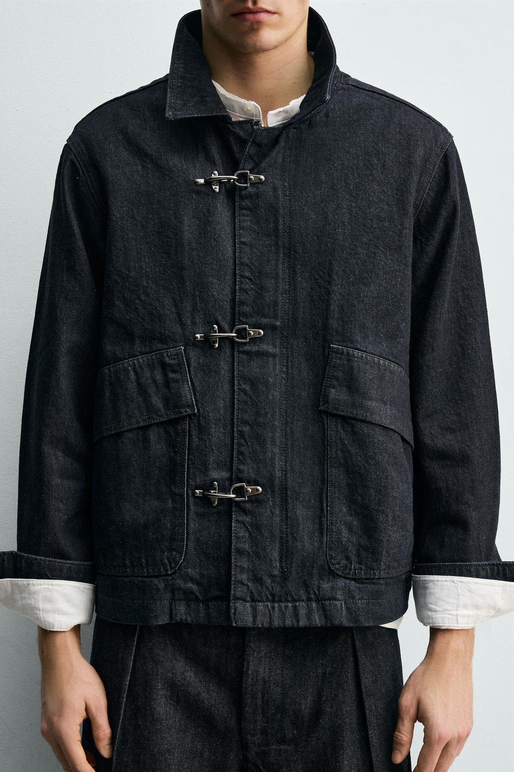 ДЖИНСОВАЯ КУРТКА С МЕТАЛЛИЧЕСКИМИ ЗАСТЕЖКАМИ