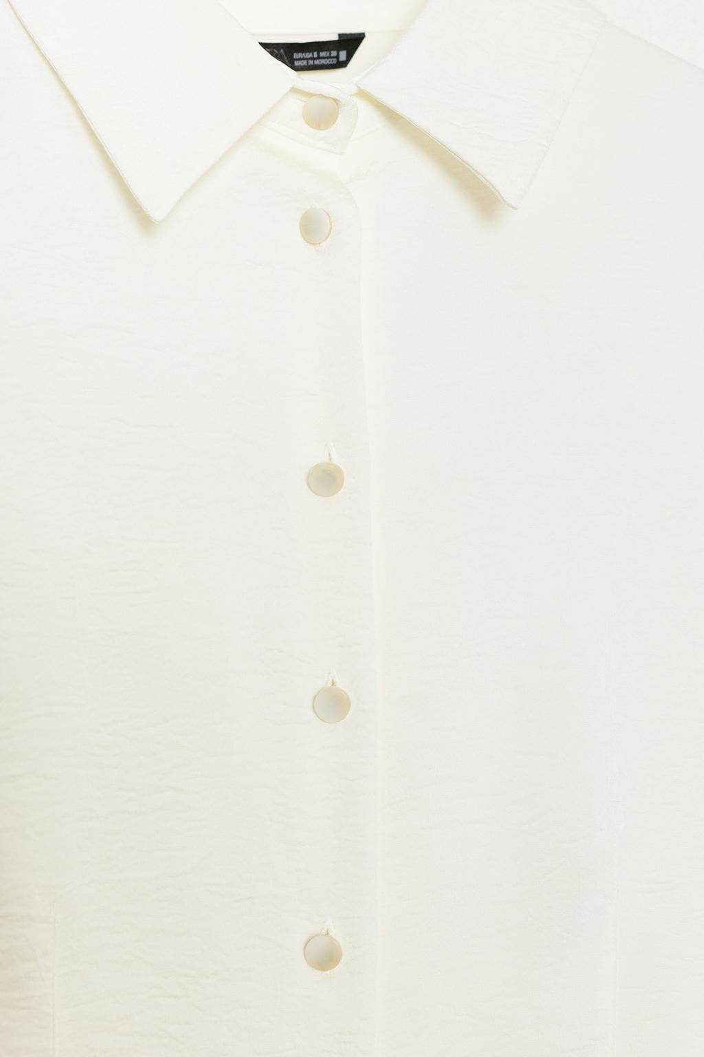 АТЛАСНАЯ РУБАШКА С ПРИТАЛЕННЫМ СИЛУЭТОМ