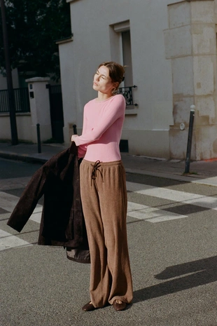 Брюки прямого кроя с эластичным поясом- Заказать в России