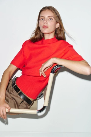 Трикотажный топ с плечевыми подушками- Заказать в России