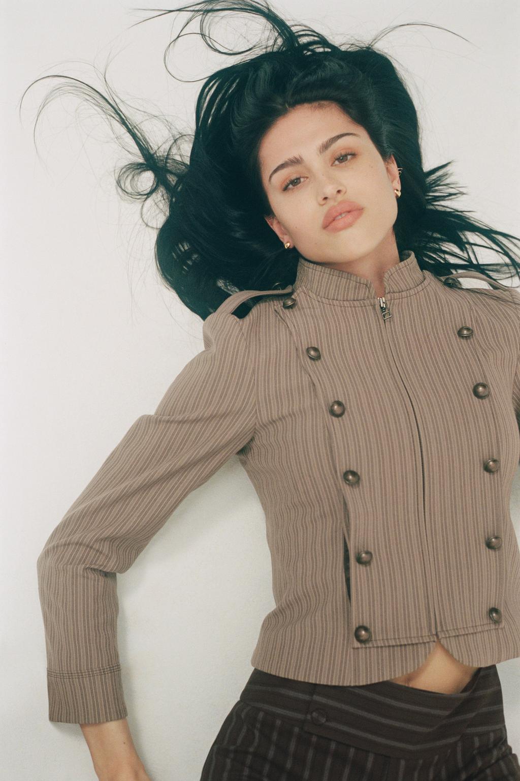 БЛЕЙЗЕР ПРИТАЛЕННОГО КРОЯ В ПОЛОСКУ