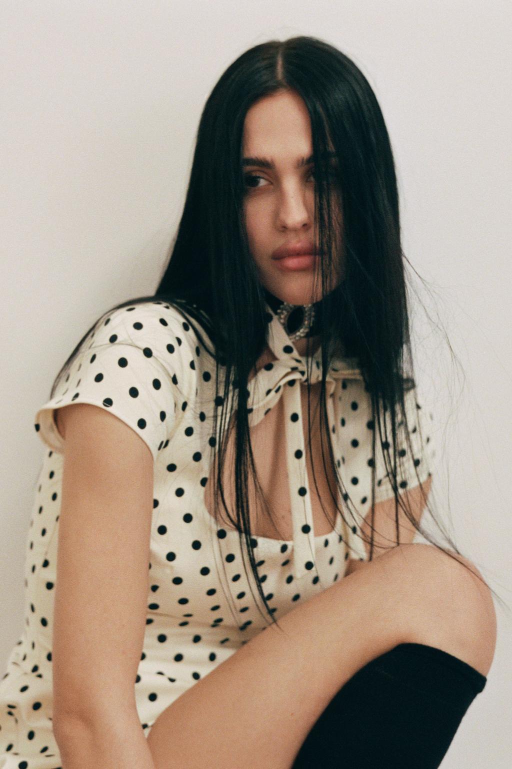 КОРОТКОЕ ПЛАТЬЕ В ГОРОШЕК С ЗАВЯЗКАМИ