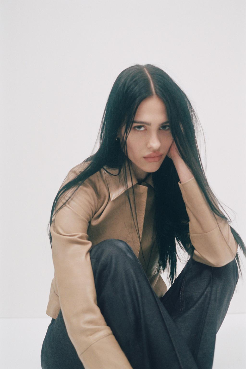 ДЖИНСЫ TRF С НИЗКОЙ ПОСАДКОЙ И ВОЩЕНЫМ ПОКРЫТИЕМ