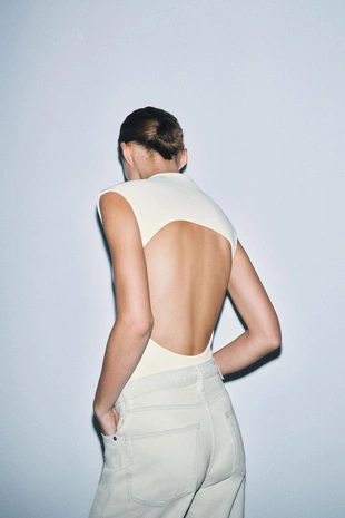 Эластичное боди с вырезами