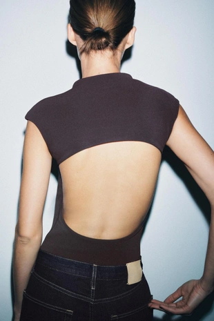 Боди с вырезами из эластичной ткани