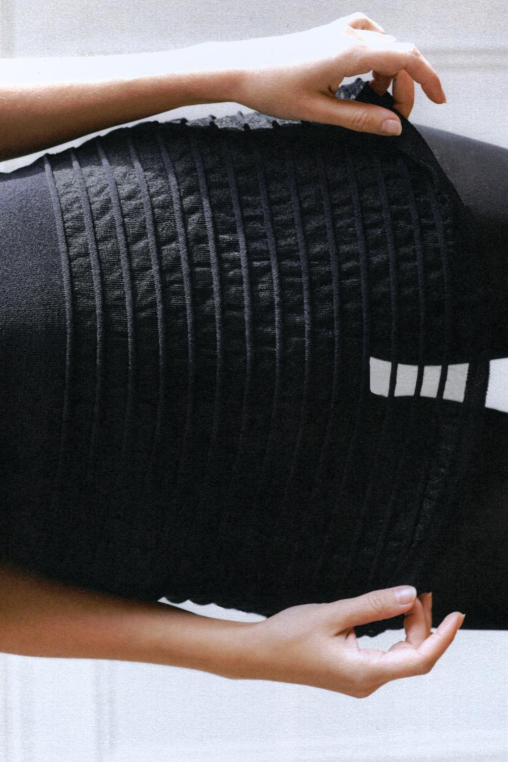 КОМБИНИРОВАННЫЙ ТРИКОТАЖНЫЙ ТОП С ГОРЛОВИНОЙ ХАЛТЕР