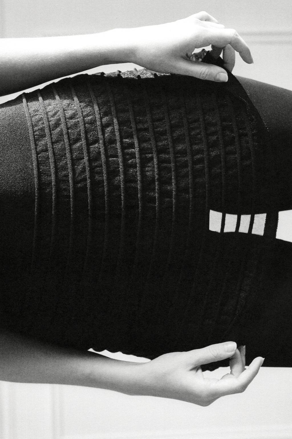 КОМБИНИРОВАННЫЙ ТРИКОТАЖНЫЙ ТОП С ГОРЛОВИНОЙ ХАЛТЕР