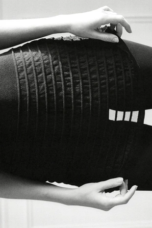 Комбинированный трикотажный топ с горловиной халтер- Заказать в России