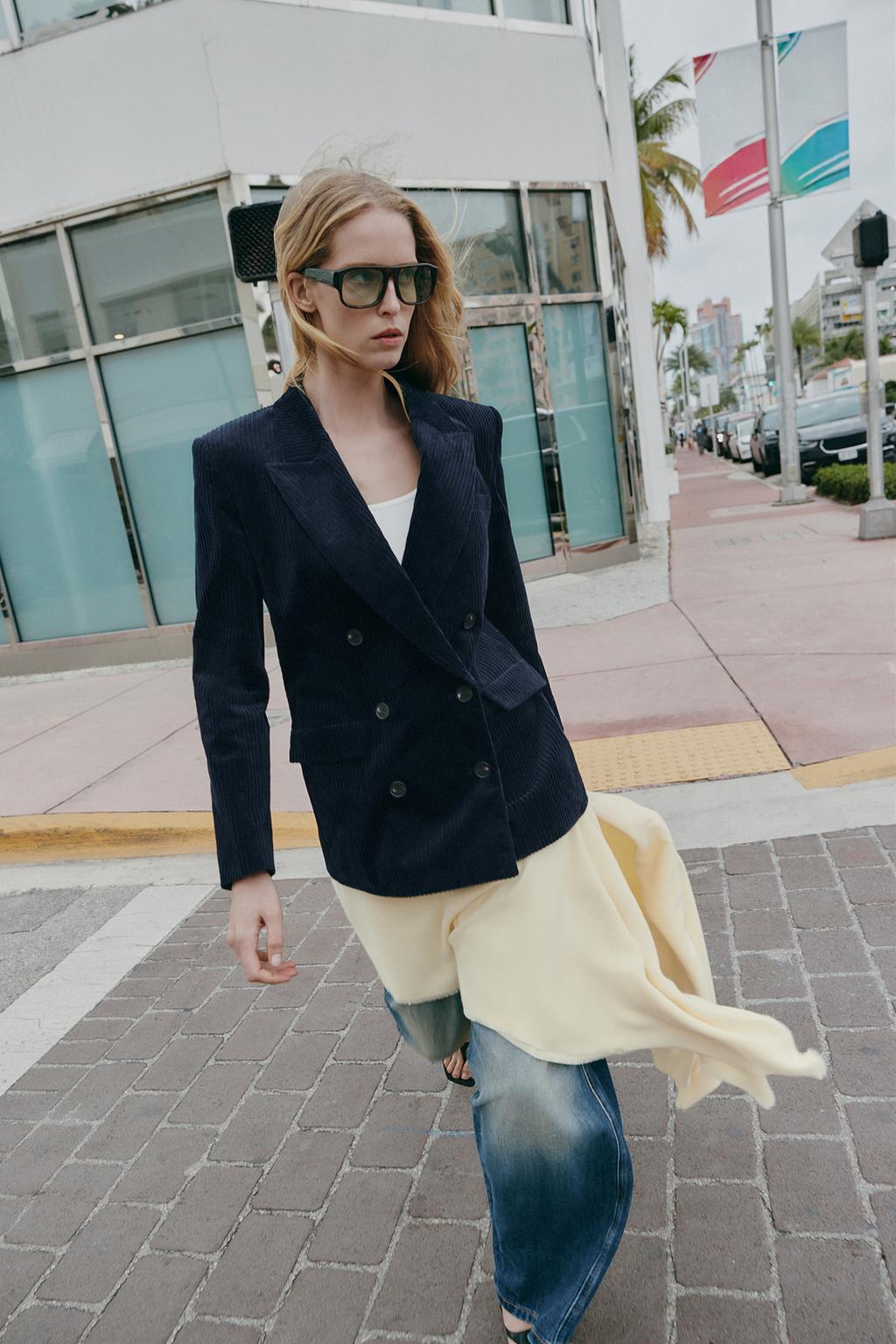 БЛЕЙЗЕР ИЗ ВЕЛЬВЕТА С ПОДПЛЕЧНИКАМИ