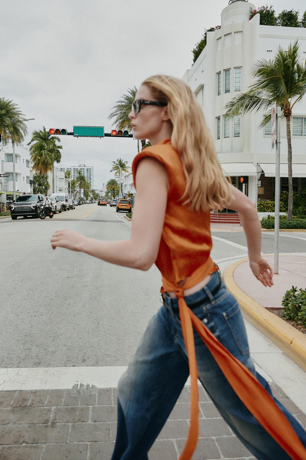 АТЛАСНЫЙ ТОП С БАНТОМ