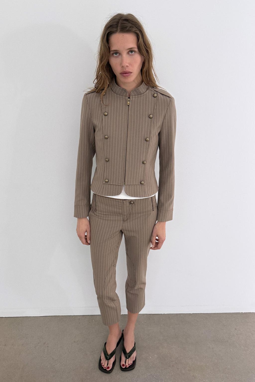 БРЮКИ-КАПРИ В ТОНКУЮ ПОЛОСКУ