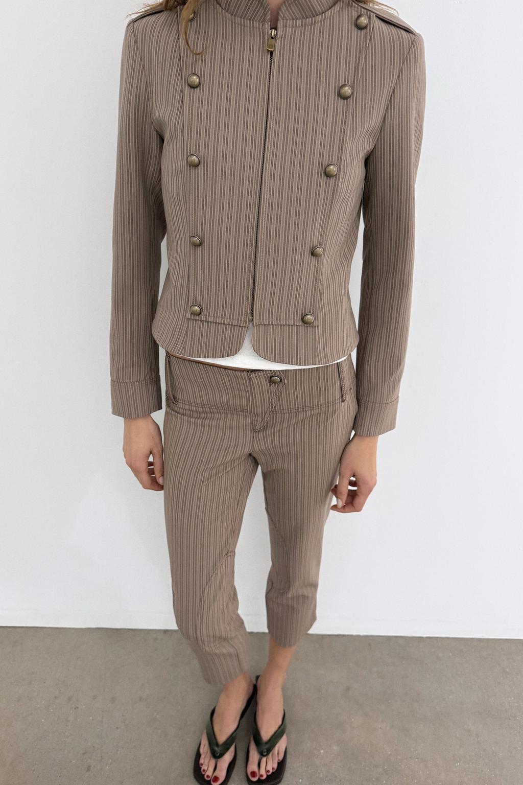 БРЮКИ-КАПРИ В ТОНКУЮ ПОЛОСКУ