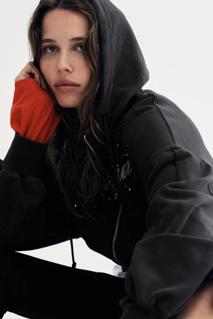 Толстовка с блестящей надписью- Заказать в России