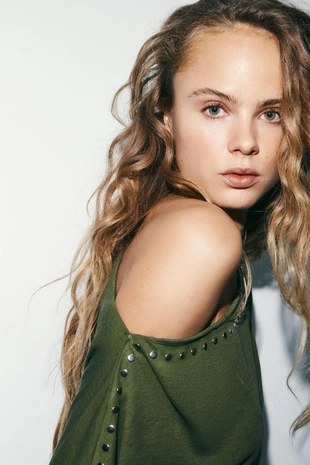 Футболка с длинными рукавами и заклепками- Заказать в России