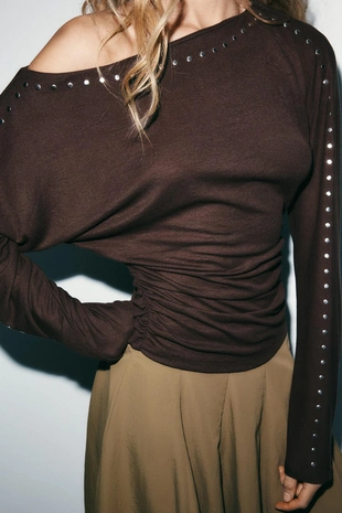 Футболка с длинными рукавами и заклепками- Заказать в России