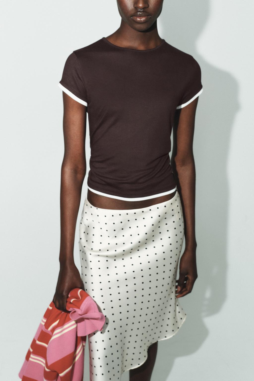 ФУТБОЛКА С КОНТРАСТНЫМИ ДЕТАЛЯМИ