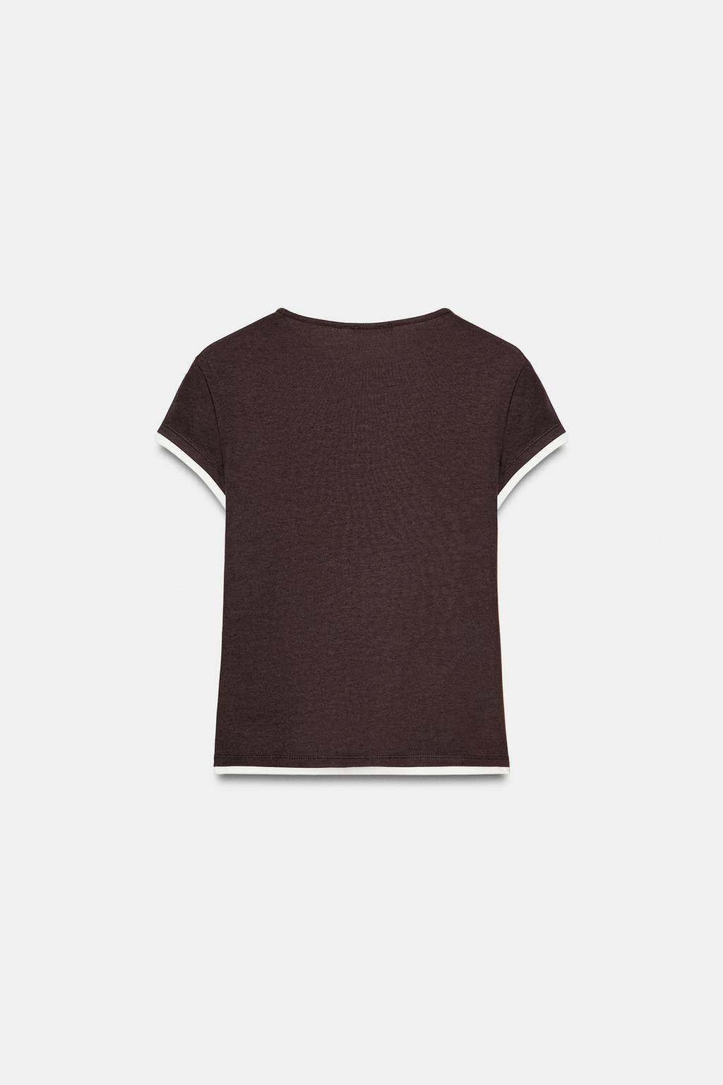 ФУТБОЛКА С КОНТРАСТНЫМИ ДЕТАЛЯМИ