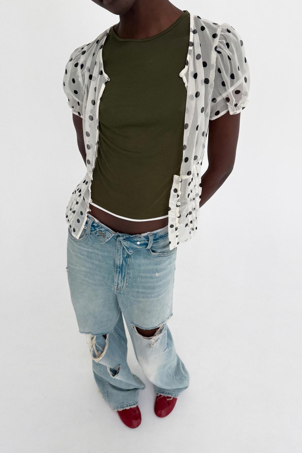 ФУТБОЛКА С КОНТРАСТНЫМИ ДЕТАЛЯМИ