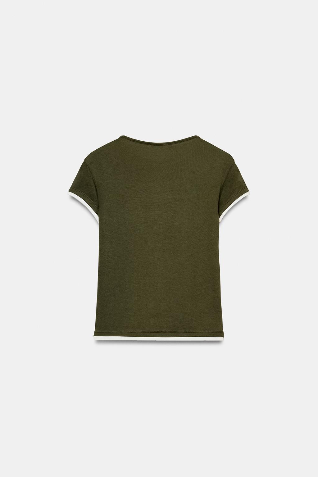 ФУТБОЛКА С КОНТРАСТНЫМИ ДЕТАЛЯМИ