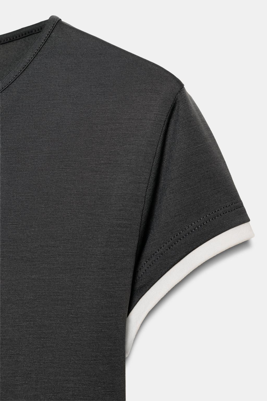 ФУТБОЛКА С КОНТРАСТНЫМИ ДЕТАЛЯМИ