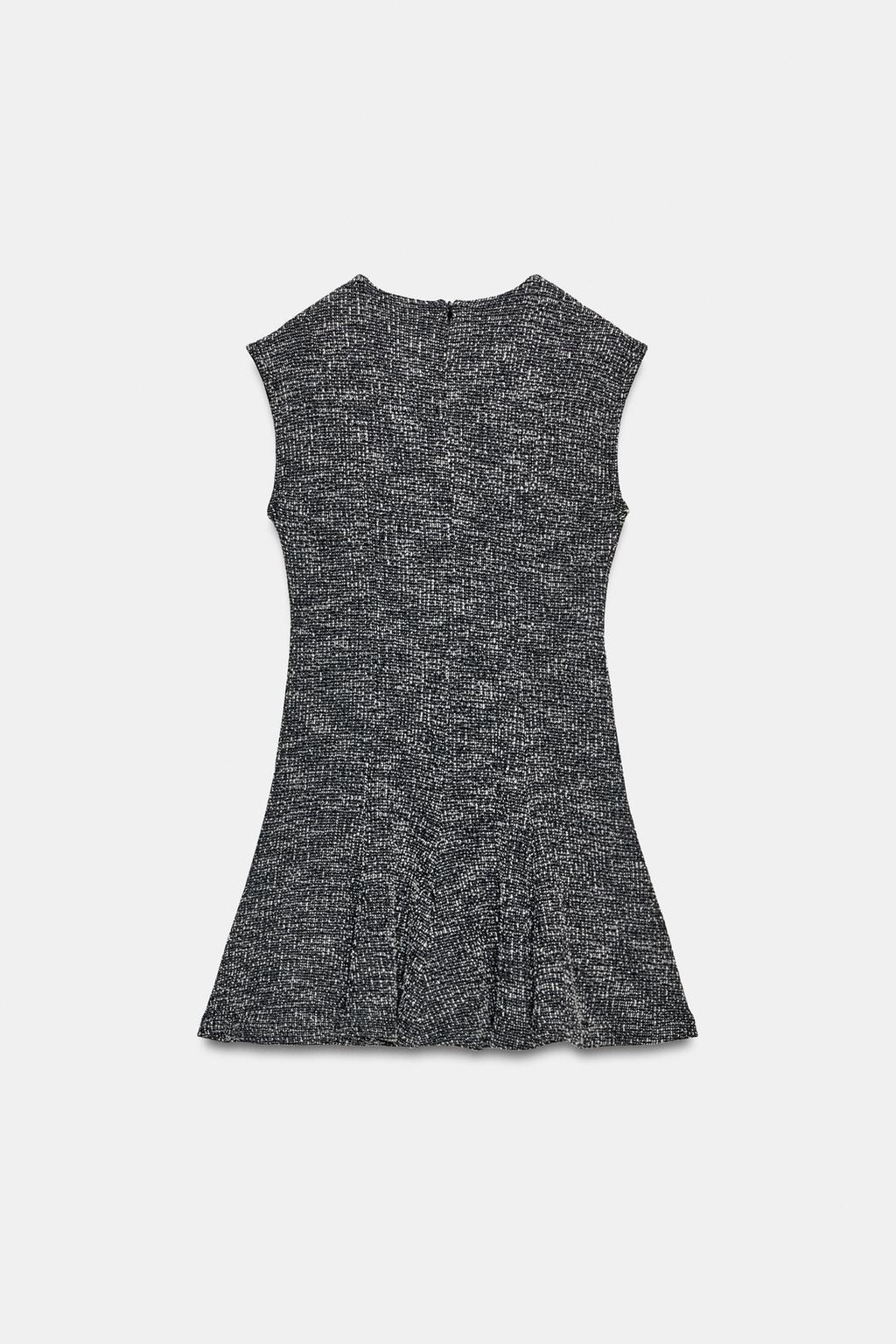 ПЛАТЬЕ ИЗ РЕЛЬЕФНОЙ ТКАНИ В СКЕЙТЕРСКОМ СТИЛЕ