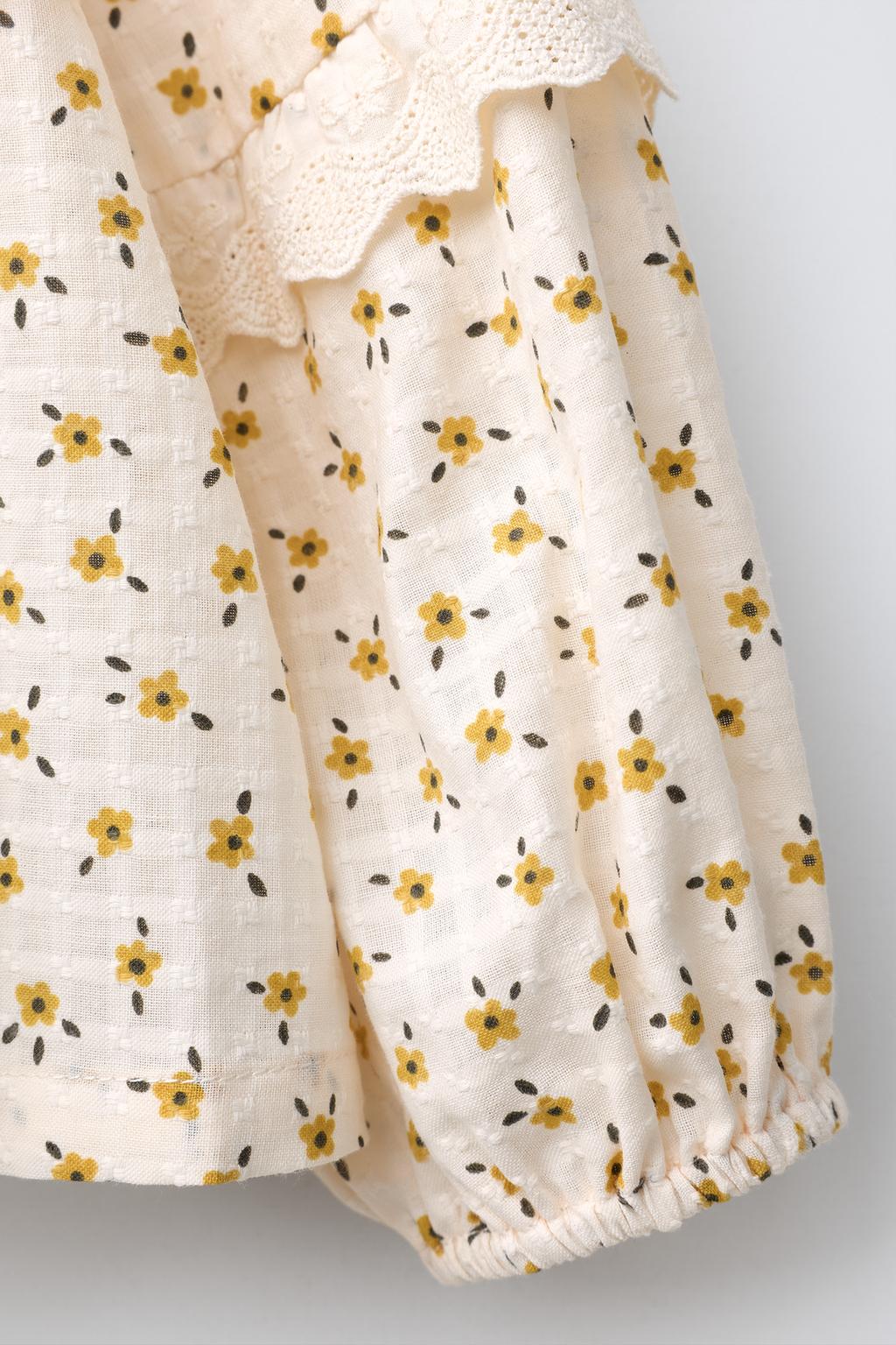 БЛУЗА С ЦВЕТОЧНЫМ ПРИНТОМ, ВОЛАНАМИ И КРУЖЕВОМ