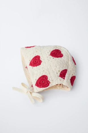 Чепчик из кружева кроше с узором «сердца»- Заказать в России