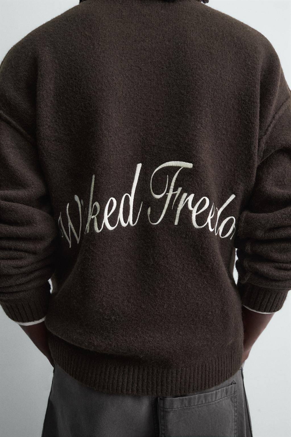 ЖАККАРДОВЫЙ СВИТЕР С НАДПИСЬЮ