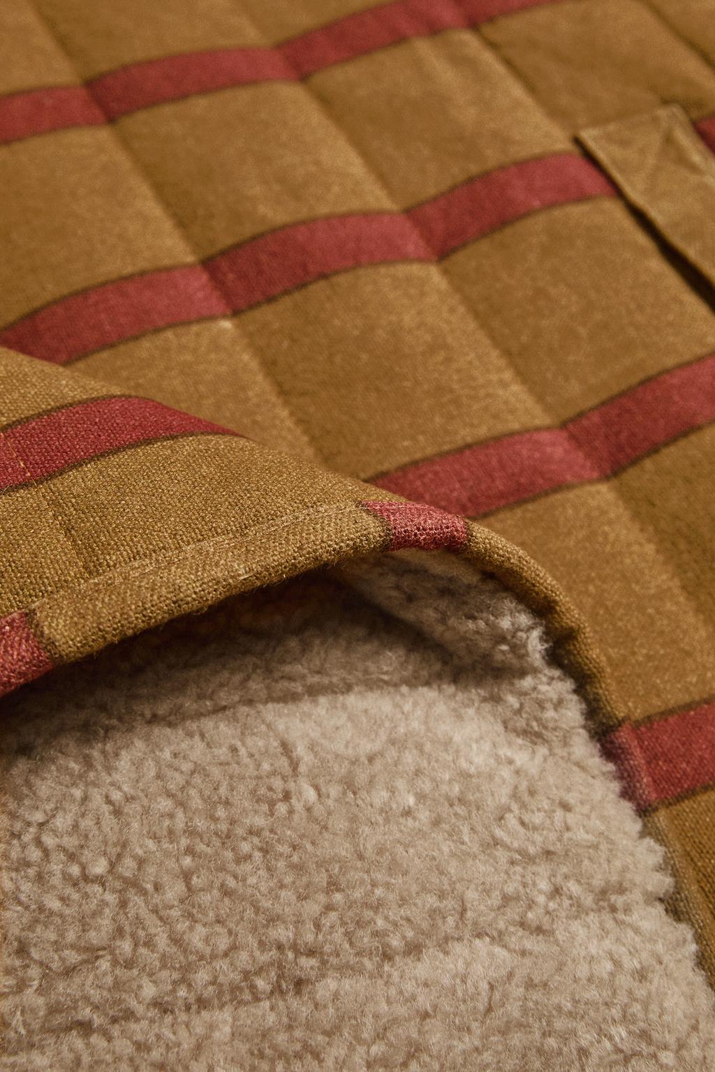 Плед для домашних питомцев в полоску с возможностью закатывания краев