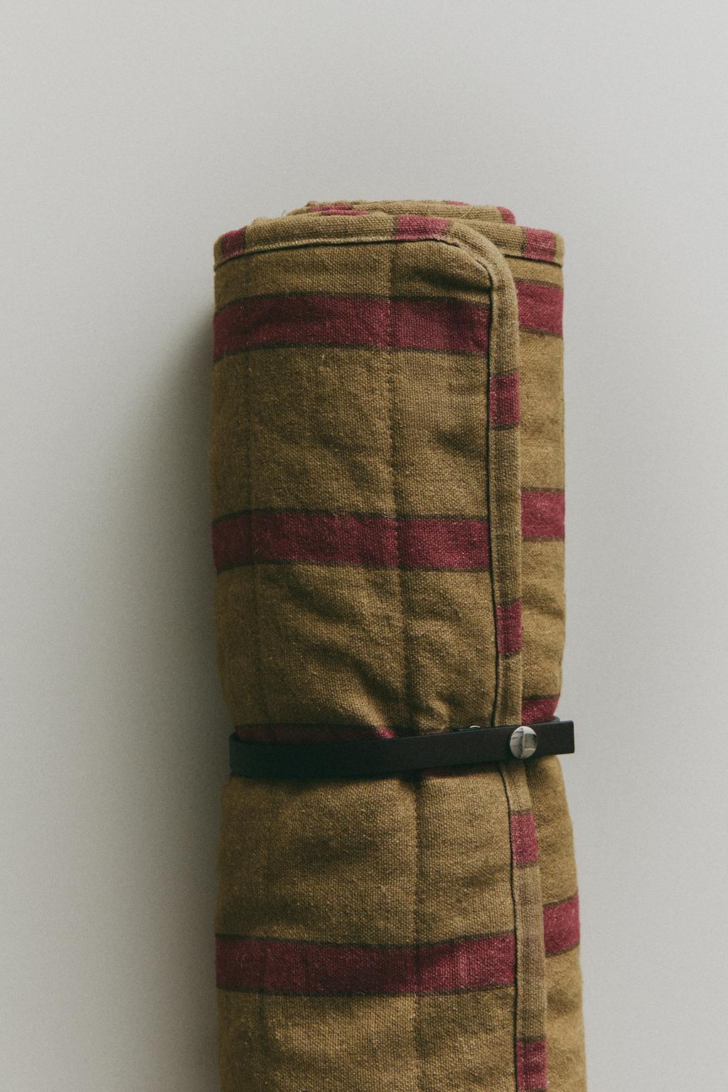 Плед для домашних питомцев в полоску с возможностью закатывания краев