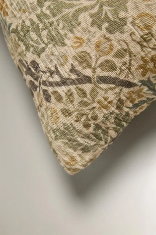 Подушка с цветочным узором MORRIS & CO.- Заказать в России