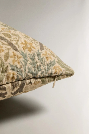 Подушка с цветочным узором MORRIS & CO.- Заказать в России