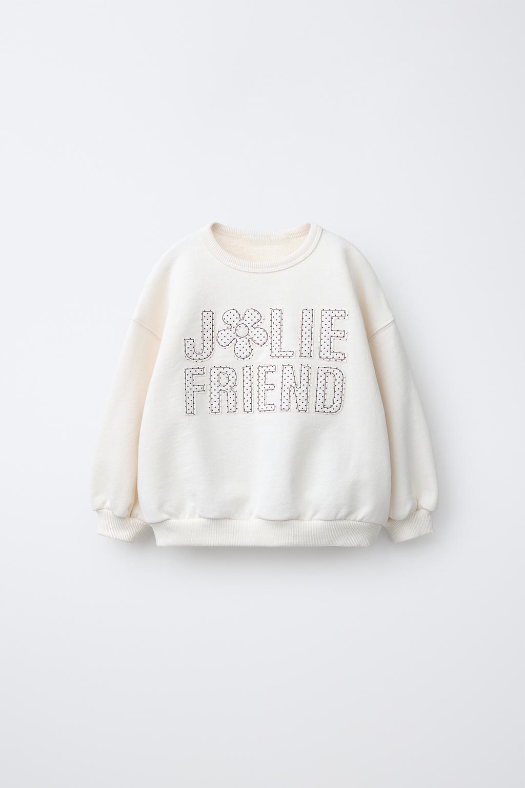 ТОЛСТОВКА С ТЕКСТОВЫМ ПРИНТОМ В ГОРОШЕК