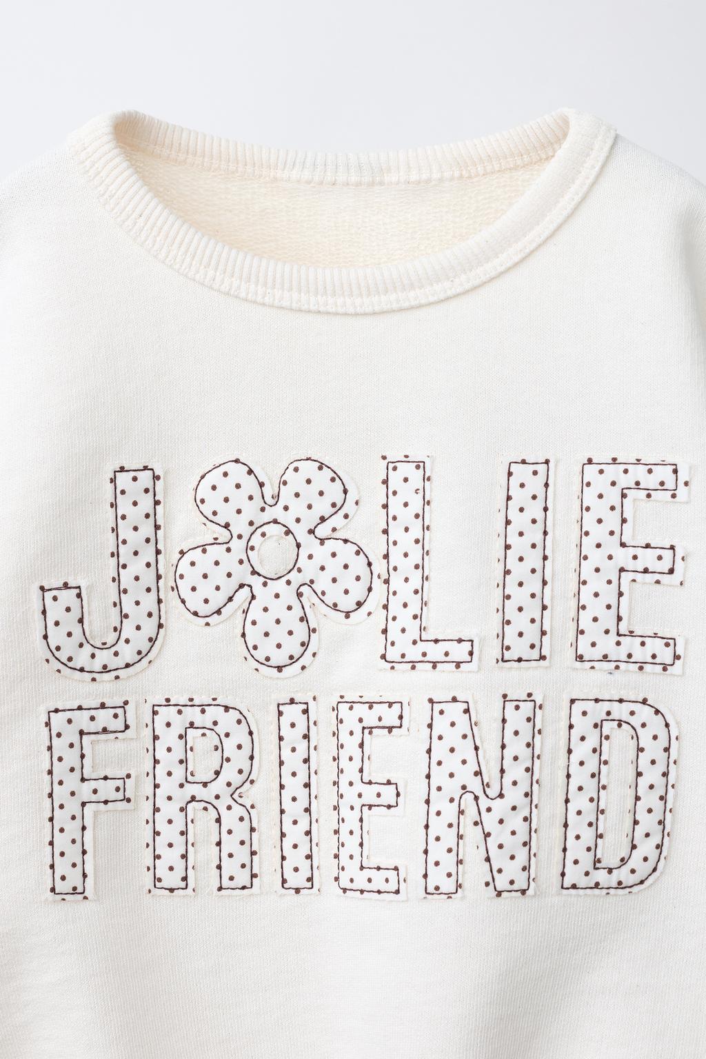 ТОЛСТОВКА С ТЕКСТОВЫМ ПРИНТОМ В ГОРОШЕК