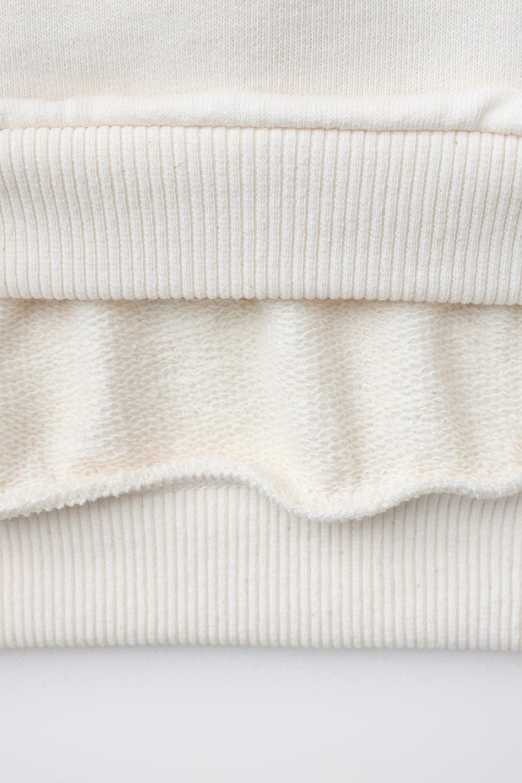 ТОЛСТОВКА С ТЕКСТОВЫМ ПРИНТОМ В ГОРОШЕК